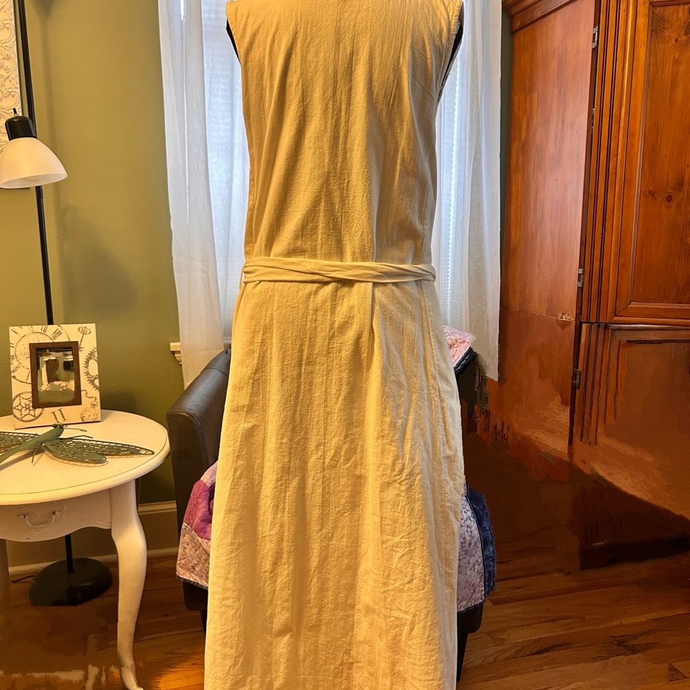 Chic Sleeveless Cream Midi Dress with Button-Down Front - Picture 2 of 7